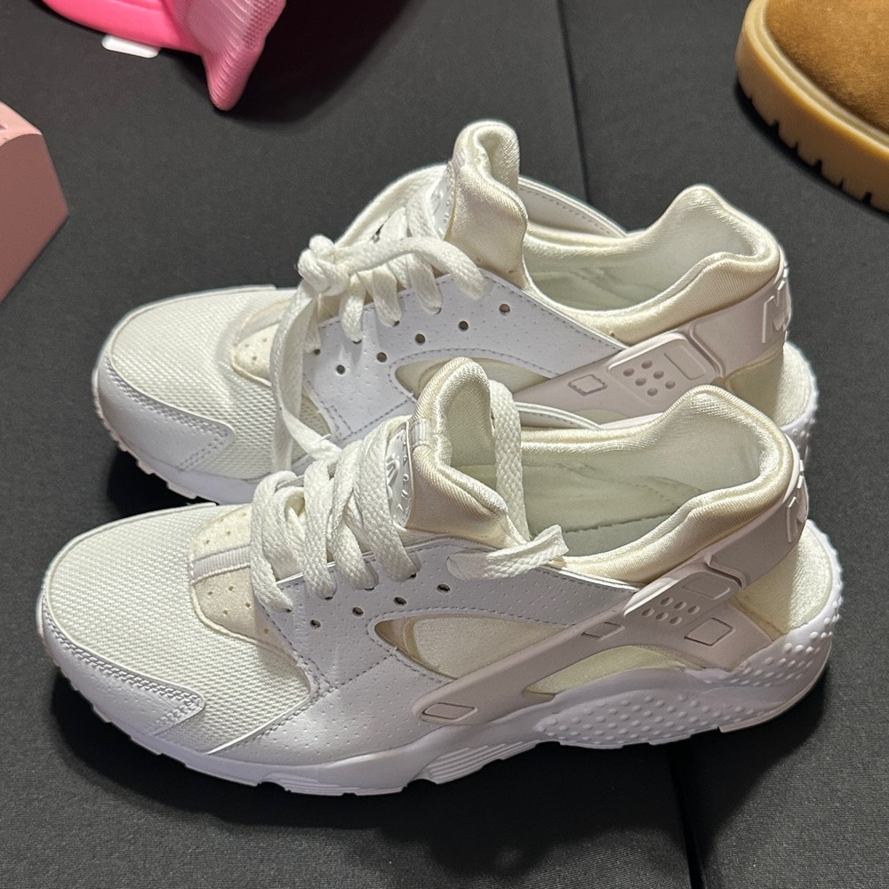 Nike Women's Cream and White Sneakers - Picture 4 of 5